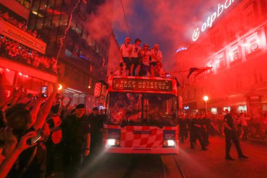 Zagreb, Hırvatistan - 16 Temmuz 2018: Hırvat Milli Ban Jelacic Meydanı Zagrep, Hırvatistan ile hoş geldiniz ev kutlama otobüste kalabalığın arasından gelen takım.