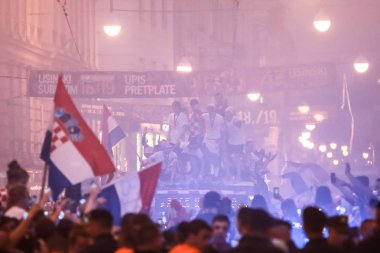 Zagreb, Hırvatistan - 16 Temmuz 2018: Hırvat Milli Ban Jelacic Meydanı Zagrep, Hırvatistan ile hoş geldiniz ev kutlama otobüste kalabalığın arasından gelen takım.
