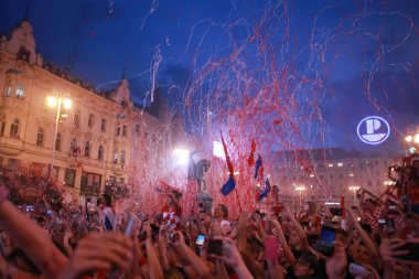 Zagreb, Hırvatistan-16 Temmuz 2018: Hırvatistan 'ın Zagreb 'deki Ban Jelaciç Meydanı 'nda Fifa Dünya Kupası 2018 tarihinde 2. yıllık gümüş madalya kazanan Hırvat futbol milli takımının hoşgeldin töreninde kalabalık. 