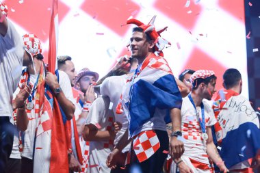 Zagreb, Hırvatistan - 16 Temmuz 2018: Hırvatistan Milli Takımı hoş geldiniz ev kutlama Ban Jelacic meydanında. Andrej sahne kutluyor Tarih Kramaric. 