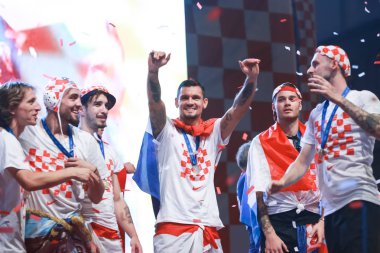 Zagreb, Hırvatistan - 16 Temmuz 2018: Hırvatistan Milli Takımı hoş geldiniz ev kutlama Ban Jelacic meydanında. Luka Modric, Mateo Kovacic, Sime Vrsaljko, Dejan Lovren, Marcelo Brozovic sahne alanı'ndaki.