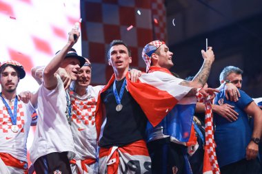 Zagreb, Hırvatistan - 16 Temmuz 2018: Hırvatistan Milli Takımı hoş geldiniz ev kutlama Ban Jelacic meydanında. Domagoj Vida ve Mario Mandzukic sahne alanı'nda kutluyor.