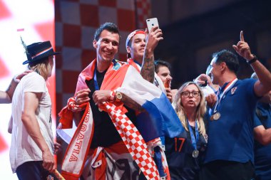 Zagreb, Hırvatistan - 16 Temmuz 2018: Hırvatistan Milli Takımı hoş geldiniz ev kutlama Ban Jelacic meydanında. Mario Mandzukic sahne alanı'nda kutluyor.