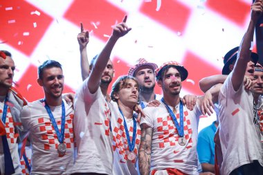 Zagreb, Hırvatistan - 16 Temmuz 2018: Hırvatistan Milli Takımı hoş geldiniz ev kutlama. Ivan Rakitic, Josip Pivaric, Marcelo Brozovic, Luka Modric, Danijel Subasic, Sime Vrsaljko, sahne alanı'ndaki Domagoj Vida.