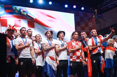 Zagreb, Hırvatistan - 16 Temmuz 2018: Hırvat futbol milli takım şarkı Hırvat marşı Zagreb Hırvatistan Ban Jelacic meydanında hoş geldiniz ev kutlama sırasında sahnede.