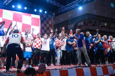 Zagreb, Hırvatistan - 16 Temmuz 2018: Zagrep, Hırvatistan için Ban Jelacic meydanında hoş geldiniz ev kutlama sırasında sahne alanı'nda kutluyor Hırvat futbol milli takım.