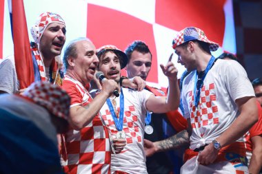 Zagreb, Hırvatistan - 16 Temmuz 2018: Hırvatistan Milli Takımı hoş geldiniz ev kutlama Ban Jelacic meydanında. Ünlü şarkıcı Mladen Grdovic birlikte Vedran Corluka ve Sime Vrsaljko şan.