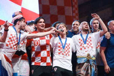 Zagreb, Hırvatistan - 16 Temmuz 2018: Hırvatistan Milli Takımı hoş geldiniz ev kutlama Ban Jelacic meydanında. Sahne Alanı'ndaki Sime Vrsaljko, Zlatko Dalic, Luka Modric ve Mateo Kovacic şarkı. 