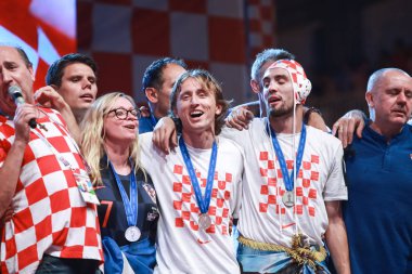Zagreb, Hırvatistan - 16 Temmuz 2018: Hırvatistan Milli Takımı hoş geldiniz ev kutlama Ban Jelacic meydanında. Luka Modric ve Mateo sahne alanı'nda kutlama Kovacic.