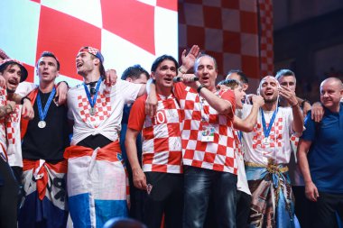 Zagreb, Hırvatistan - 16 Temmuz 2018: Hırvat futbol milli takım şarkı sahne alanı'ndaki Mladen Grdovic ünlü Hırvat şarkıcı ile Zagreb, Hırvatistan için Ban Jelacic meydanında hoş geldiniz ev kutlama sırasında.