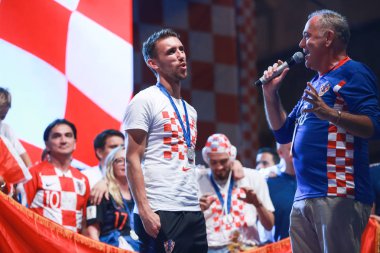 Zagreb, Hırvatistan - 16 Temmuz 2018: Hırvatistan Milli Takımı hoş geldiniz ev kutlama Ban Jelacic meydanında. Josip Pivaric sahne alanı'ndaki.