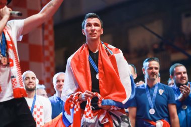 Zagreb, Hırvatistan - 16 Temmuz 2018: Hırvatistan Milli Takımı hoş geldiniz ev kutlama Ban Jelacic meydanında. Sahne Alanı'ndaki Mario Mandzukic.
