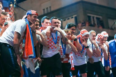 Zagreb, Hırvatistan-16 Temmuz 2018: Hırvat milli takımı Ban Jelaciç Meydanı 'nda ev kutlamasına hoş geldiniz. Hırvat futbol milli takımı sahnede poz veriyor.