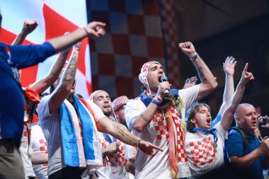 Zagreb, Hırvatistan - 16 Temmuz 2018: Hırvatistan Milli Takımı hoş geldiniz ev kutlama Ban Jelacic meydanında. Vedran Corluka sahne alanı'nda şarkı söylüyor.