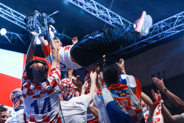 Zagreb, Hırvatistan-16 Temmuz 2018: Hırvat milli takımı Ban Jelaciç Meydanı 'nda ev kutlamasına hoş geldiniz. Hırvat futbol milli takımı, koç Zlatko Daliç 'in havaya fırlatarak kutluyor.