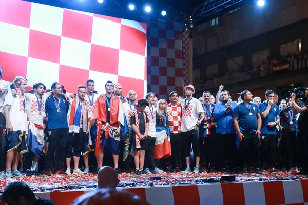 Zagreb, Hırvatistan - 16 Temmuz 2018: Zagrep, Hırvatistan için Ban Jelacic meydanında hoş geldiniz ev kutlama sırasında sahne alanı'nda kutluyor Hırvat futbol milli takım.