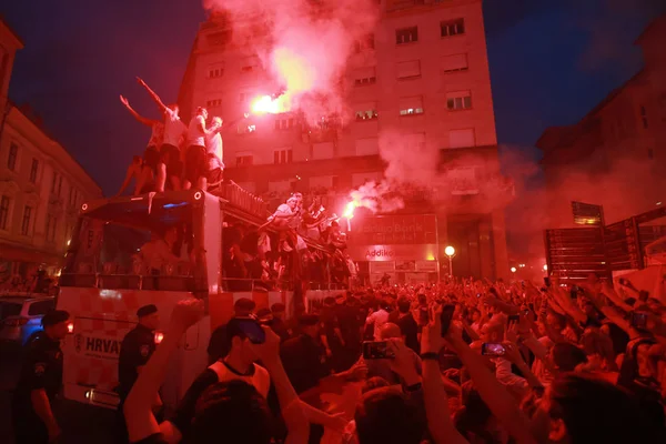 Zagreb, Hırvatistan-16 Temmuz 2018: Hırvat milli takımı, Zagreb 'de Ban Jelacic Meydanı 'nda karşılama evi kutlamasına otobüs ile geliyor.
