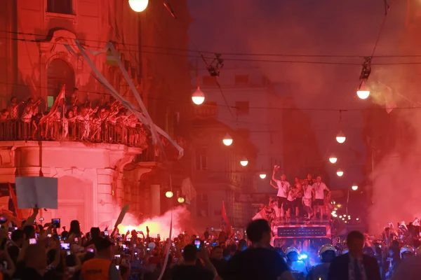 Zagreb, Hırvatistan - 16 Temmuz 2018: Hırvat Milli Ban Jelacic Meydanı Zagrep, Hırvatistan ile hoş geldiniz ev kutlama otobüste kalabalığın arasından gelen takım.
