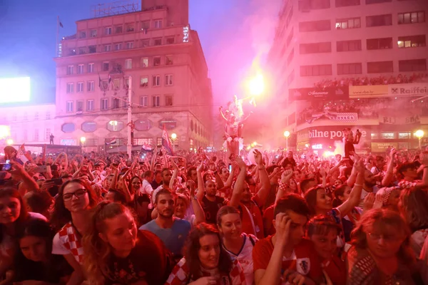 Zagreb, Hırvatistan-16 Temmuz 2018: Hırvatistan 'ın Zagreb 'deki Ban Jelaciç Meydanı 'nda Fifa Dünya Kupası 2018 tarihinde 2. yıllık gümüş madalya kazanan Hırvat futbol milli takımının hoşgeldin töreninde kalabalık. 