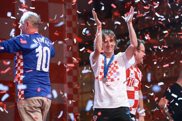 Zagreb, Hırvatistan - 16 Temmuz 2018: Hırvatistan Milli Takımı hoş geldiniz ev kutlama Zagrep, Hırvatistan için Ban Jelacic meydanında. Sahne Alanı'ndaki Luka Modric.