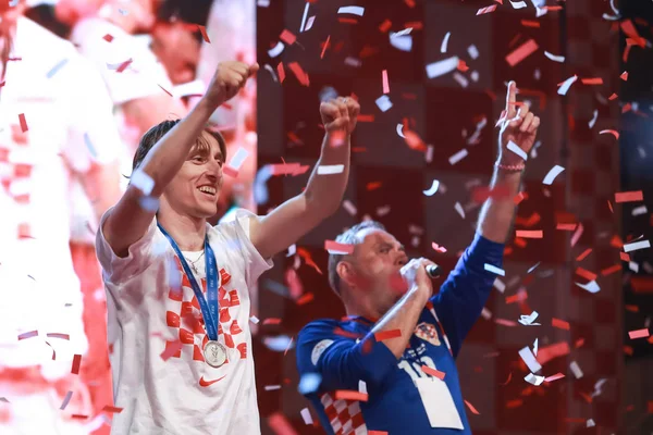 Zagreb, Hırvatistan - 16 Temmuz 2018: Hırvatistan Milli Takımı hoş geldiniz ev kutlama Zagrep, Hırvatistan için Ban Jelacic meydanında. Sahne Alanı'ndaki Luka Modric.