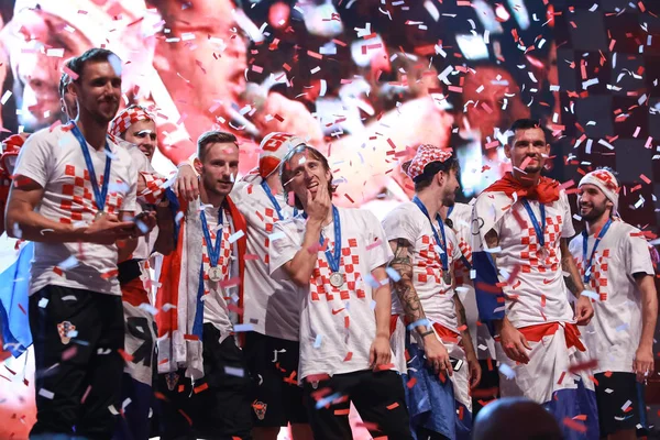 Zagreb, Hırvatistan - 16 Temmuz 2018: Hırvatistan Milli Takımı hoş geldiniz ev kutlama Ban Jelacic meydanında. Josip Pivaric, Ivan Rakitic, Luka Modric, Sime Vrsaljko, sahne alanı'ndaki Dejan Lovren.