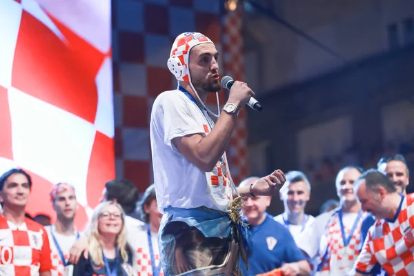 Zagreb, Hırvatistan - 16 Temmuz 2018: Karşılama merasimi Zagreb, Hırvatistan - 16 Temmuz 2018: Hırvatistan Milli Takımı Ban Jelacic meydanında eve kutlama hoş geldiniz. Sahne Alanı'ndaki Mateo Kovacic.