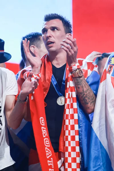 Zagreb, Hırvatistan - 16 Temmuz 2018: Hırvatistan Milli Takımı hoş geldiniz ev kutlama Ban Jelacic meydanında. Sahne Alanı'ndaki Mario Mandzukic.