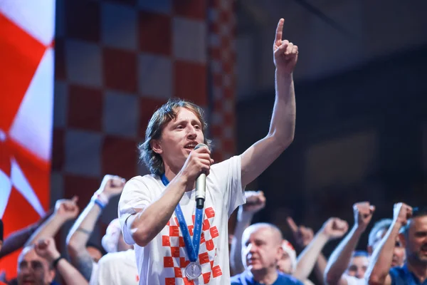 Zagreb, Hırvatistan - 16 Temmuz 2018: Hırvatistan Milli Takımı hoş geldiniz ev kutlama Ban Jelacic meydanında. Sahne Alanı'nda şarkı FIFA Dünya Kupası 2018 Luka Modric en iyi oyuncu.