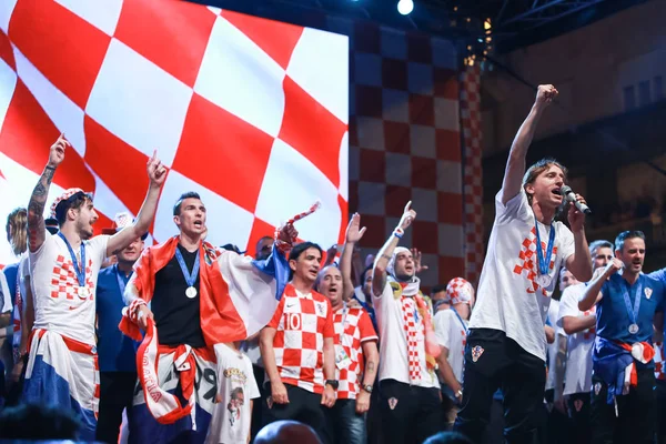 Zagreb, Hırvatistan - 16 Temmuz 2018: Hırvatistan Milli Takımı hoş geldiniz ev kutlama Ban Jelacic meydanında. Sahne Alanı'nda şarkı FIFA Dünya Kupası 2018 Luka Modric en iyi oyuncu.