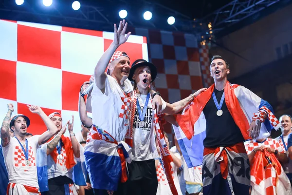 Zagreb, Hırvatistan - 16 Temmuz 2018: Hırvatistan Milli Takımı hoş geldiniz ev kutlama Ban Jelacic meydanında. Sahne Alanı'ndaki Domagoj Vida ve Mario Mandzukic şan.
