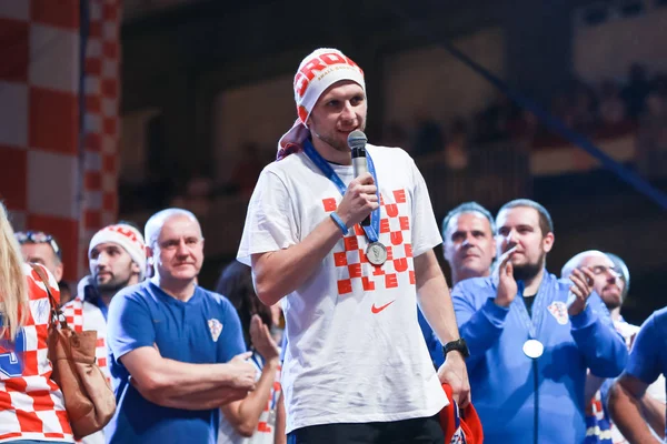Zagreb, Hırvatistan - 16 Temmuz 2018: Hırvatistan Milli Takımı hoş geldiniz ev kutlama Ban Jelacic meydanında. Sahne Alanı'ndaki Andrej Kramaric.