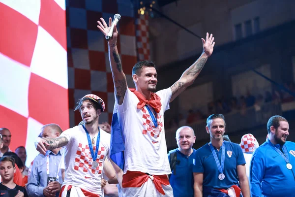 Zagreb, Hırvatistan - 16 Temmuz 2018: Hırvatistan Milli Takımı hoş geldiniz ev kutlama Ban Jelacic meydanında. Dejan Lovren ve sahne alanı'ndaki Sime Vrsaljko.