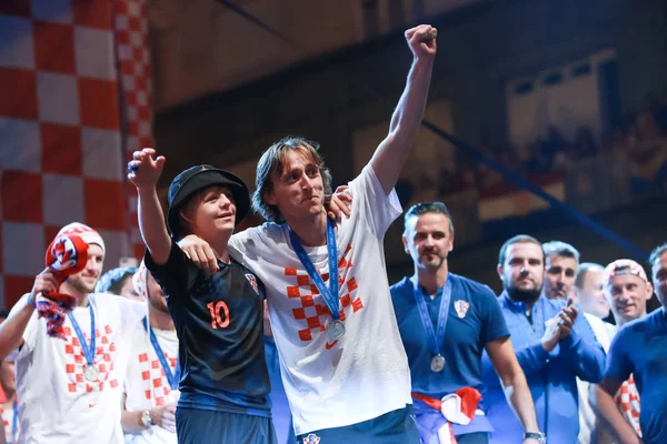 Zagreb, Hırvatistan - 16 Temmuz 2018: Hırvatistan Milli Takımı hoş geldiniz ev kutlama Ban Jelacic meydanında. Luka Modric genç çocuğun onunla bir fotoğraf çekmek için sahne alanı'ndaki kalabalık çekti. 