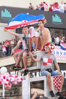 Zagreb, Hırvatistan - 16 Temmuz 2018: Hırvatistan Milli Takım hoşgeldiniz FIFA Dünya Kupası 2018 - 2 yer için ev kutlama Hırvat futbol taraftarları oyuncular yasağı Jelacic meydanında gelmesi için bekliyor.