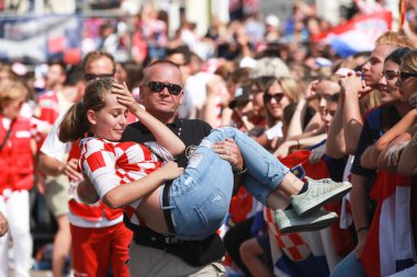 Zagreb, Hırvatistan - 16 Temmuz 2018: Hırvatistan Milli Takımı Dünya Kupası 2018.Security Muhafızlar Ban Jelacic meydanında kalabalıktan susuz insanlar dışarı çekti 2 yer için'deki hoş geldiniz ev kutlama.
