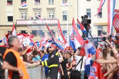 Zagreb, Hırvatistan - 16 Temmuz 2018: Hırvatistan Milli Takım hoşgeldiniz FIFA Dünya Kupası 2018 - 2 yer için ev kutlama Hırvat futbol taraftarları oyuncular yasağı Jelacic meydanında gelmesi için bekliyor.