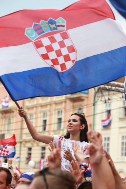 Zagreb, Hırvatistan - Temmuz 16,2018: Milli hoş geldiniz ev kutlama için 2. sırada oyuncular yasağı Jelacic kare gelmesi beklenirken şarkı FIFA Dünya Cup.Croatian futbol hayranları Doğum.