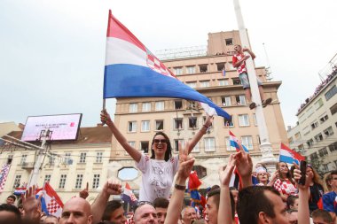 Zagreb, Hırvatistan - Temmuz 16,2018: Milli hoş geldiniz ev kutlama için 2. sırada oyuncular yasağı Jelacic kare gelmesi beklenirken şarkı FIFA Dünya Cup.Croatian futbol hayranları Doğum.