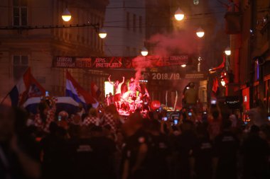 Zagreb, Hırvatistan - 16 Temmuz 2018: Hırvatistan Milli Takım hoşgeldiniz FIFA Dünya Kupası 2018 - Hırvatistan Milli Takımı ile Ilıca Caddesi üzerinden açık otobüs gelen 2 yer için ev kutlama.