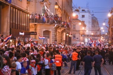 Zagreb, Hırvatistan - 16 Temmuz 2018: Milli hoş geldiniz ev kutlama FIFA Dünya Kupası 2018 2 yer için. Akıllı telefonlar üzerinde oyuncu varış Ilica sokakta kayıt Hırvat futbol taraftarları.
