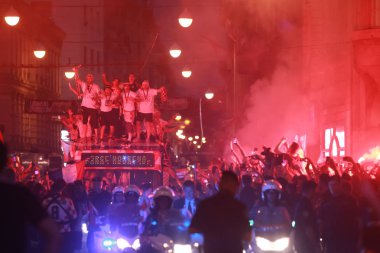 Zagreb, Hırvatistan - 16 Temmuz 2018: Hırvatistan Milli Takım hoşgeldiniz FIFA Dünya Kupası 2018 - Hırvatistan Milli Takımı ile Ilıca Caddesi üzerinden açık otobüs gelen 2 yer için ev kutlama.