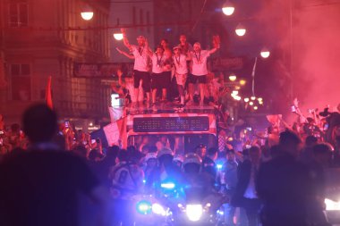 Zagreb, Hırvatistan - 16 Temmuz 2018: Hırvatistan Milli Takım hoşgeldiniz FIFA Dünya Kupası 2018 - Hırvatistan Milli Takımı ile Ilıca Caddesi üzerinden açık otobüs gelen 2 yer için ev kutlama.