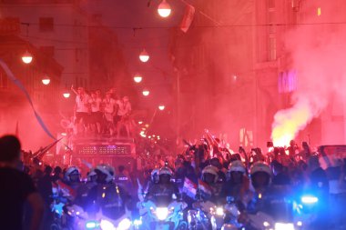 Zagreb, Hırvatistan - 16 Temmuz 2018: Hırvatistan Milli Takım hoşgeldiniz FIFA Dünya Kupası 2018 - Hırvatistan Milli Takımı ile Ilıca Caddesi üzerinden açık otobüs gelen 2 yer için ev kutlama.