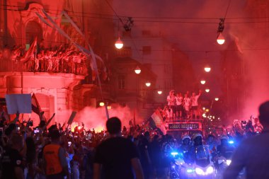 Zagreb, Hırvatistan - 16 Temmuz 2018: Hırvatistan Milli Takım hoşgeldiniz FIFA Dünya Kupası 2018 - Hırvatistan Milli Takımı ile Ilıca Caddesi üzerinden açık otobüs gelen 2 yer için ev kutlama.