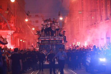 Zagreb, Hırvatistan - 16 Temmuz 2018: Hırvatistan Milli Takım hoşgeldiniz FIFA Dünya Kupası 2018 - Hırvatistan Milli Takımı ile Ilıca Caddesi üzerinden açık otobüs gelen 2 yer için ev kutlama.