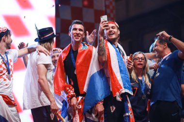 Zagreb, Hırvatistan - 16 Temmuz 2018: Hırvatistan milli futbol takımı hoş geldiniz ev kutlama - Mario Mandzukic ve Duje Caleta araba sahne alanı'nda Ban Jelacic Meydanı'nda kutluyor..