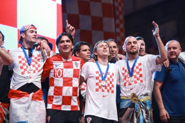 Zagreb, Hırvatistan - 16 Temmuz 2018: Hırvatistan milli futbol takımı hoş geldiniz ev kutlama - Duje Caleta araba, Zlatko Dalic Luka Modric, Mateo sahne alanı'nda Ban Jelacic meydanda kutlama Kovacic.