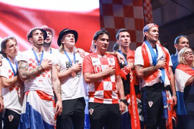 Zagreb, Hırvatistan - 16 Temmuz 2018: Hırvatistan milli futbol takımı sırasında sahne alanı'nda hoş geldiniz ev kutlamaları sırasında yasak Jelacic Meydanı'nda oynayan Marşı.