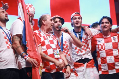 Zagreb, Hırvatistan - 16 Temmuz 2018: Hırvatistan milli futbol takımı hoş geldiniz ev kutlama. Sime Vrsaljko, Duje Caleta araba, Mladen Grdovic Ban Jelacic meydanında birlikte Zlatko Dalic şarkı.